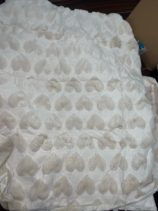 Other - Double 60x 80” Quilt/Bedspread Crean Heart Pattern